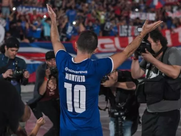 Walter Montillo celebrando en su despedida del fútbol