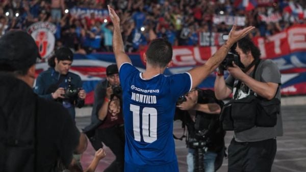 Walter Montillo celebrando en su despedida del fútbol