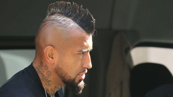 Arturo Vidal en el lanzamiento de su hamburgesería
