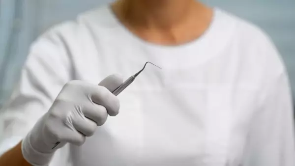 Mujer pierde dientes tras tratamiento en Cesfam