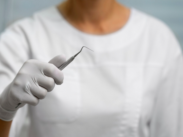 Mujer pierde dientes tras tratamiento en Cesfam