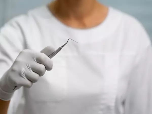 Mujer pierde dientes tras tratamiento en Cesfam