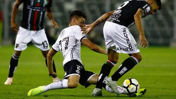 Branco Provoste jugando por Colo Colo ante Palestino