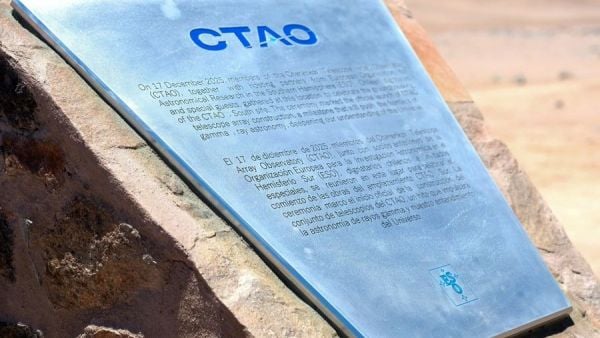 placa en el lugar de inicio de las obras de construcción del Observatorio del Conjunto de Telescopios Cherenkov CTAO-Sur.