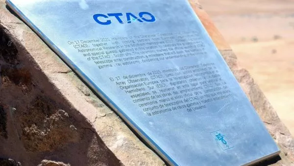 placa en el lugar de inicio de las obras de construcción del Observatorio del Conjunto de Telescopios Cherenkov CTAO-Sur.