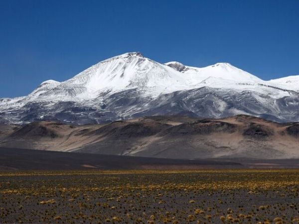 Turista rumano tras llegar a la cumbre del volcán Ojos del Salado