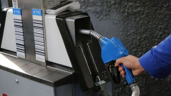 Persona cargando bencina