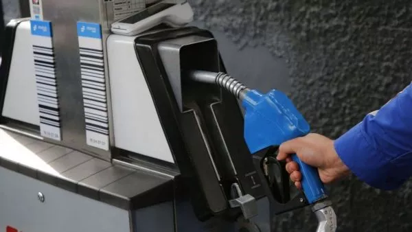 Persona cargando bencina