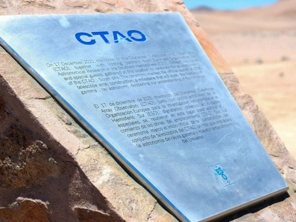 placa en el lugar de inicio de las obras de construcción del Observatorio del Conjunto de Telescopios Cherenkov CTAO-Sur.