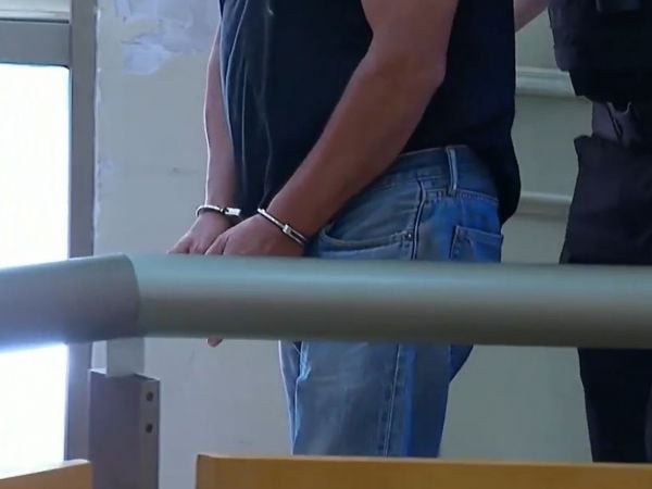 Manos esposadas del atacante.