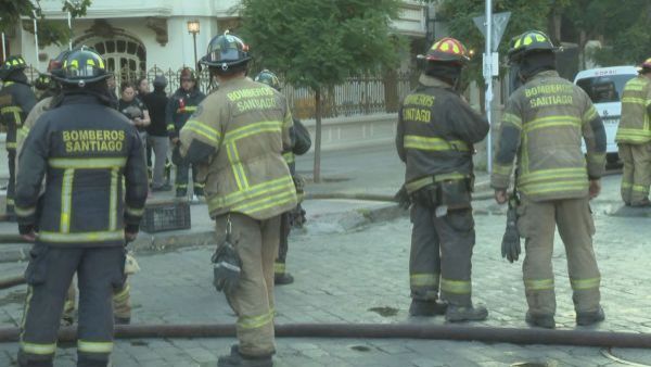Bombero muere combatiendo incendio en cité de Santiago centro