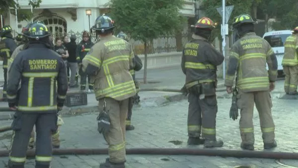 Bombero muere combatiendo incendio en cité de Santiago centro