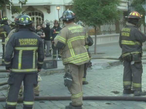 Bombero muere combatiendo incendio en cité de Santiago centro