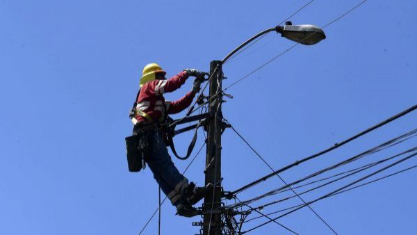 Enel anuncia cortes de luz programados para este viernes en 12 comunas de Santiago