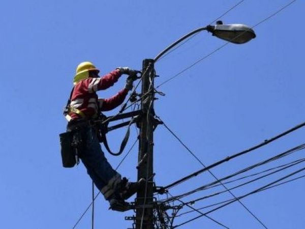 Enel anuncia cortes de luz programados para este viernes en 12 comunas de Santiago