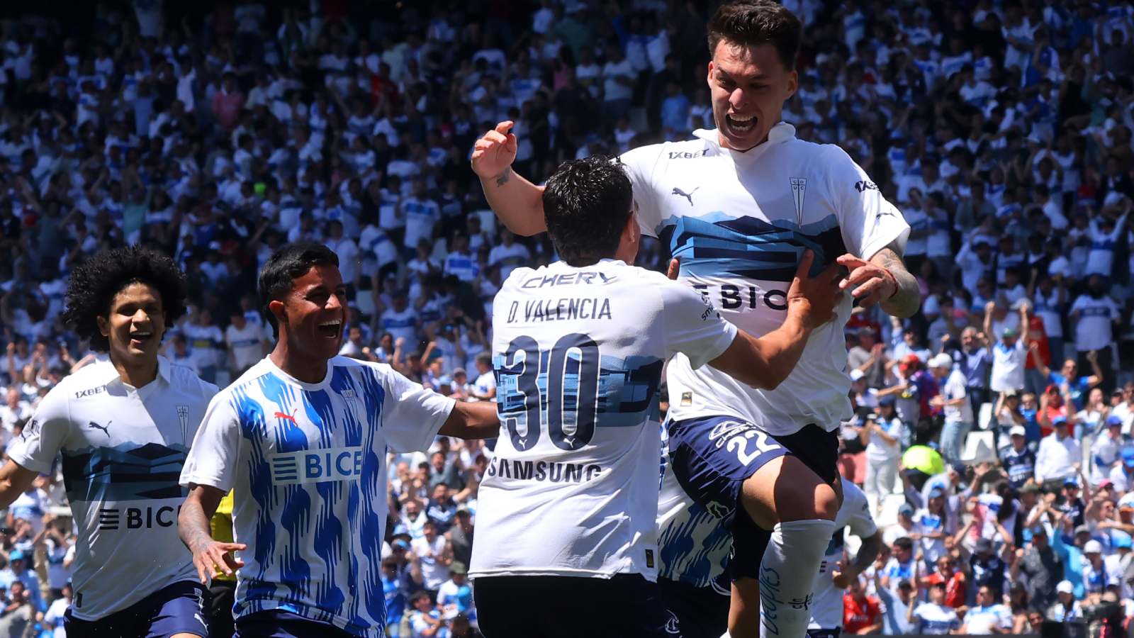 Plantel de la Universidad Católica celebrando un gol