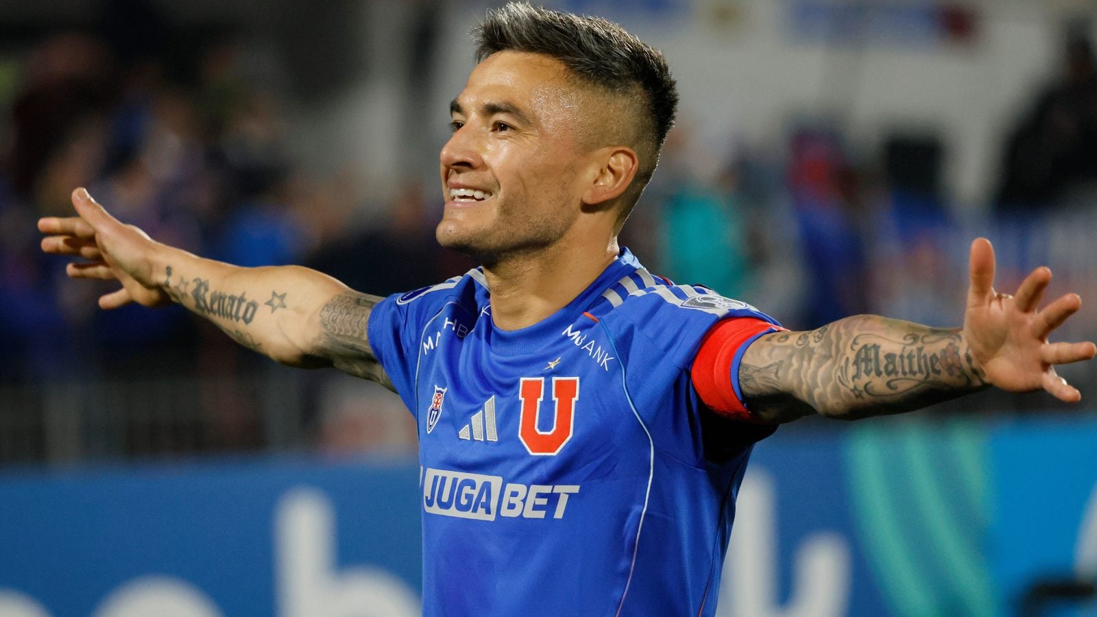 Charles Aránguiz celebrando un gol por la Universidad de Chile