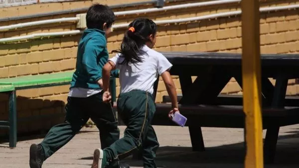 Niños corriendo en el patio de un colegio. Foto referencial Anótate en la lista