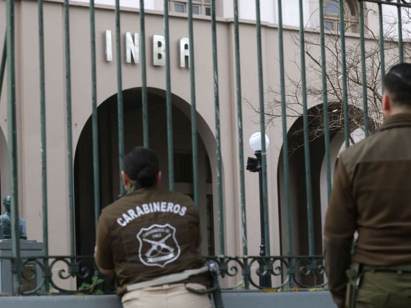 Exterior del INBA junto a personal de Carabineros.