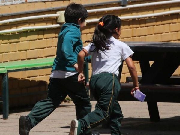 Niños corriendo en el patio de un colegio. Foto referencial Anótate en la lista