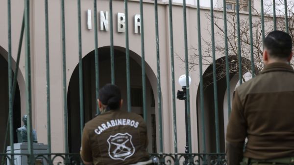 Exterior del INBA junto a personal de Carabineros.