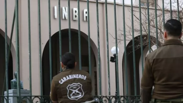 Exterior del INBA junto a personal de Carabineros.
