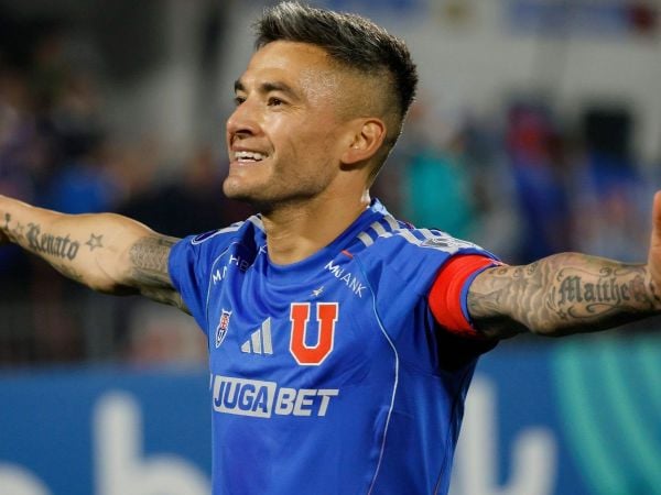 Charles Aránguiz celebrando un gol por la Universidad de Chile