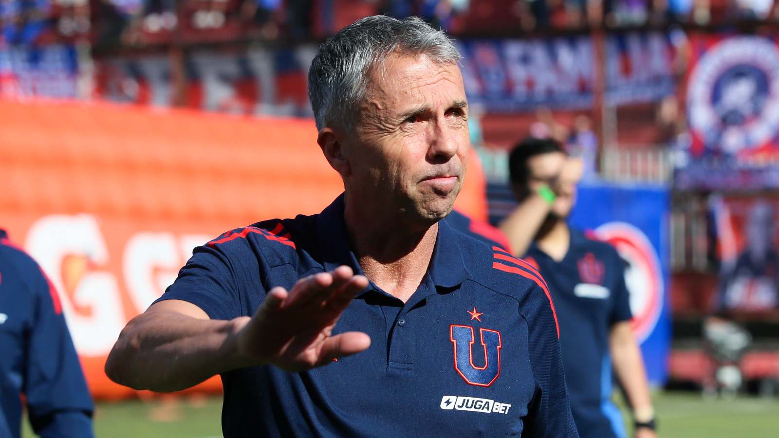 Gustavo Álvarez saludando en un partido de la Universidad de Chile