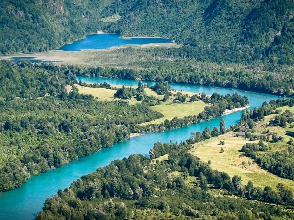 Paisaje del Fundo Puchegüín en Cochamó, territorio protegido gracias a donaciones internacionales para la conservación de la Patagonia chilena.