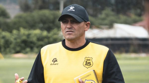 Humberto Suazo dirigiendo una práctica de San Luis de Quillota