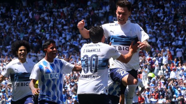 Plantel de la Universidad Católica celebrando un gol