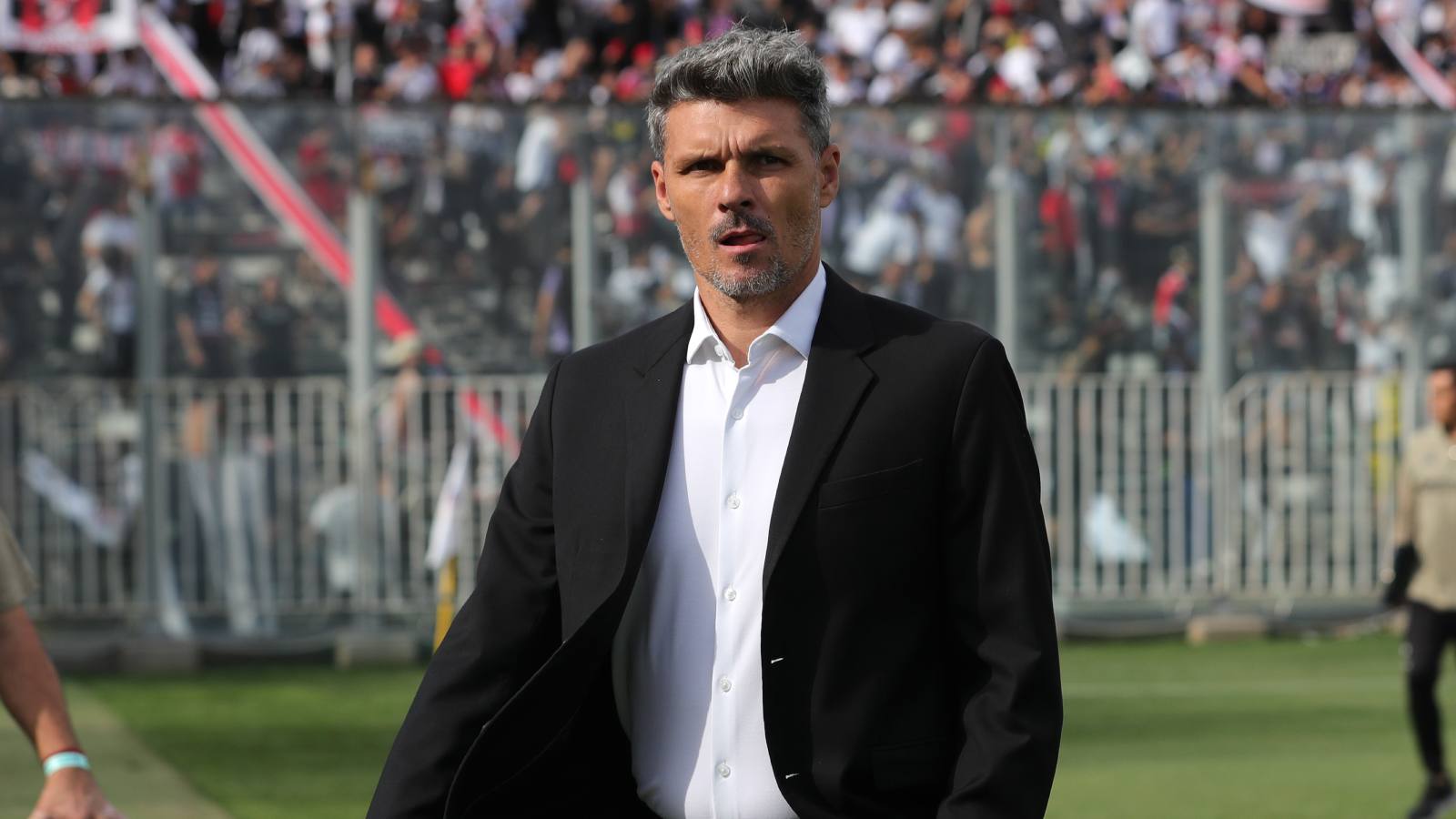 Fernando Ortiz dirigiendo un partido de Colo Colo