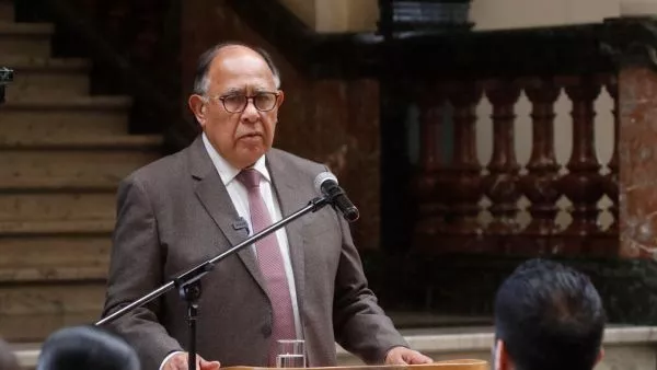 Diego Simpertigue habla previo a la revisión de su acusación constitucional en el Senado