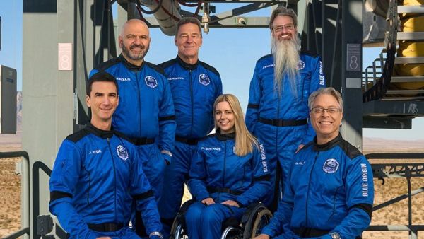 Fotografía tomada de la cuenta oficial en X @blueorigin donde se observa a Joey Hyde (i) Adonis Pouroulis (2-i) Hans Koenigsmann (3-i), Michaela (Michi) Benthaus (c), Jason Stansell (2-d) y Neal Milch (d), integrantes del programa New Shepard.
