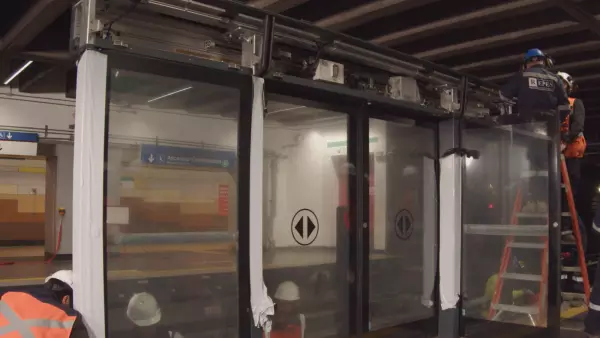Instalan puerta en Línea 1