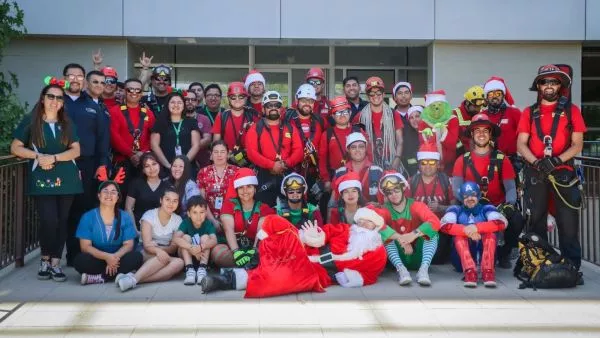 Viejito pascuero llega al Hospital Franco Ravera Zunino