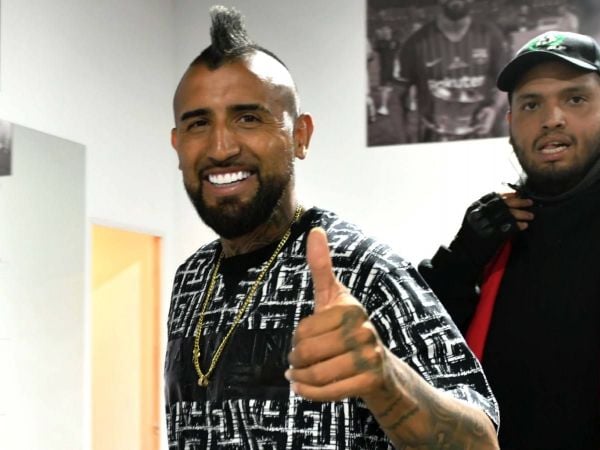 Arturo Vidal saludando en un evento