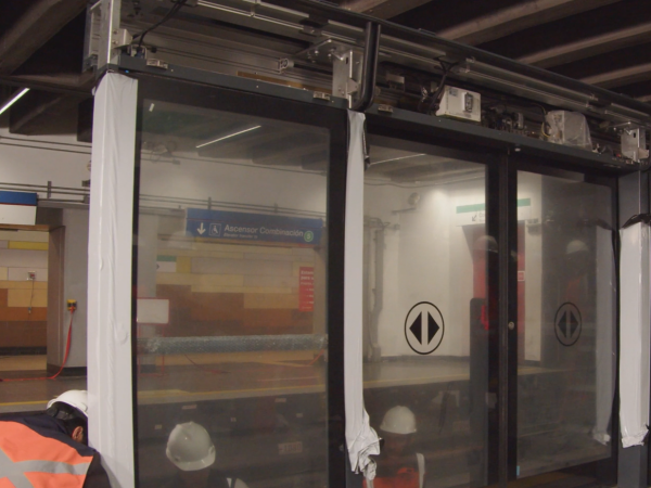 Instalan puerta en Línea 1