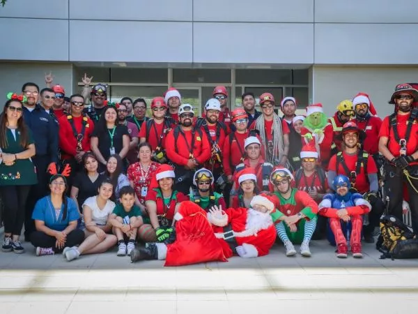 Viejito pascuero llega al Hospital Franco Ravera Zunino