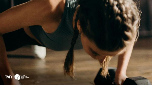 Persona realizando ejercicio físico intenso mientras grita, representando el efecto psicológico de decir garabatos en el rendimiento físico.