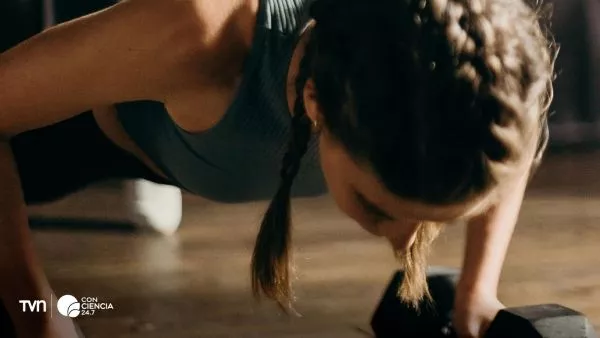 Persona realizando ejercicio físico intenso mientras grita, representando el efecto psicológico de decir garabatos en el rendimiento físico.