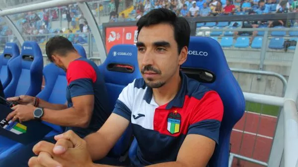 Francisco 'Paqui' Meneghini dirigiendo un partido de O'Higgins