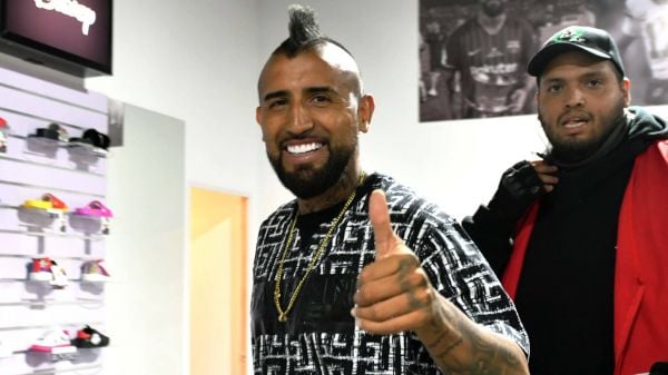 Arturo Vidal saludando en un evento