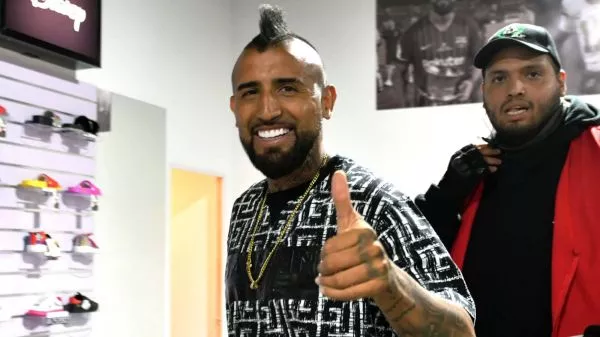 Arturo Vidal saludando en un evento
