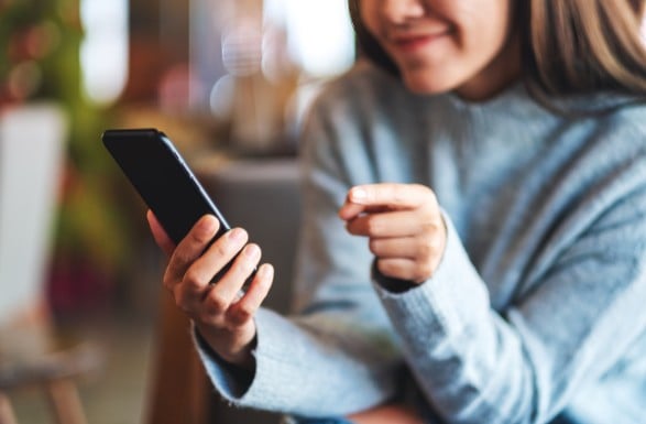 Persona en el celular