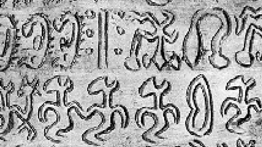 La escritura rongo rongo de la Isla de Pascua, reverso de la Tablilla Pequeña de Santiago. El rongo rongo es un sistema de glifos descubierto en el siglo XIX en Rapa Nui / Isla de Pascua que parece ser escritura o protoescritura. Se han realizado numerosos intentos para descifrarlo, sin éxito.