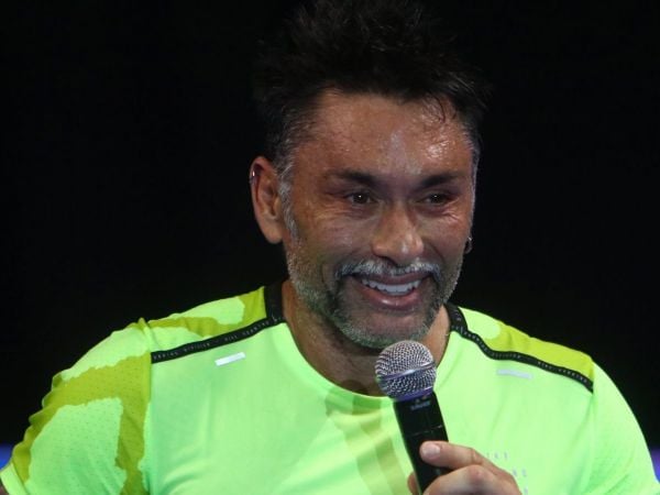 Marcelo Ríos feliz hablando por un micrófono