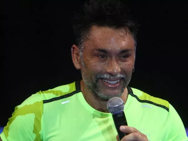 Marcelo Ríos feliz hablando por un micrófono