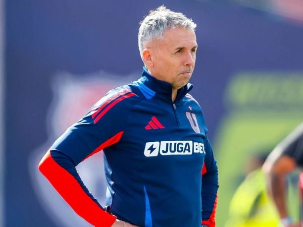 Gustavo Álvarez dirigiendo a la Universidad de Chile