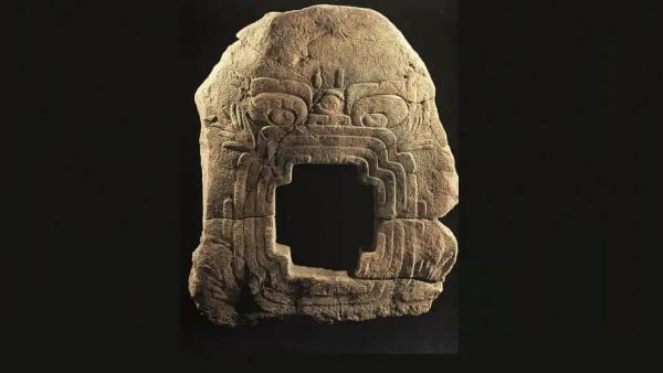 Esta escultura olmeca se llama el «Monstruo de la Tierra». La escultura de piedra de al menos 1.500 años de antigüedad y 2 x 1,5 metros de tamaño, conocida como monstruo de la tierra.